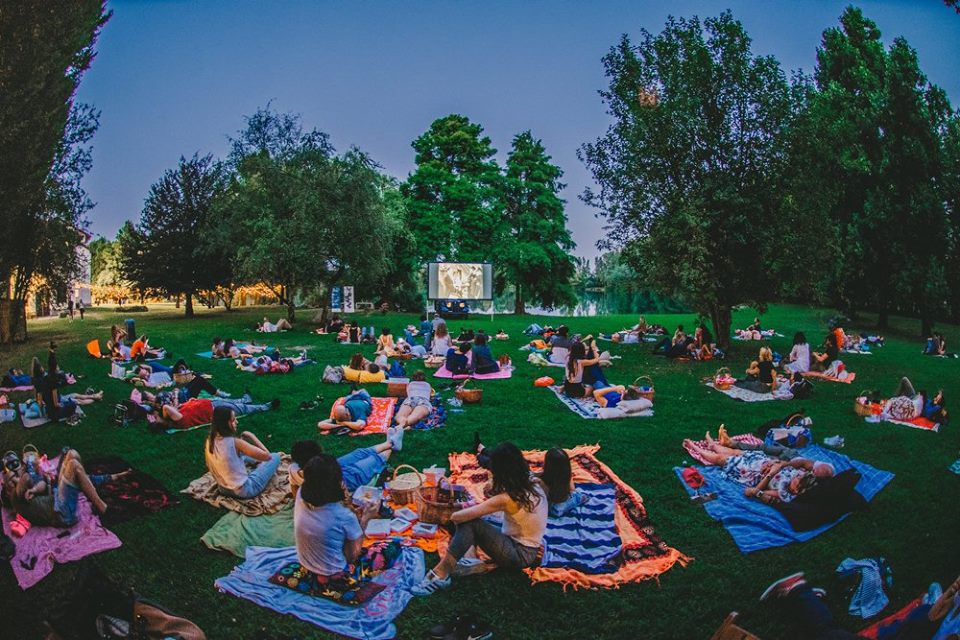 CineMobile Summer Tour 2020 parco con spettatori seduti a vedere un film