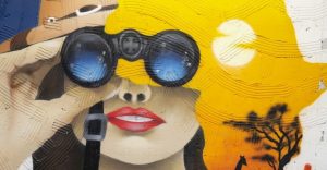 MuseoCity 2020, fotografia, colori, street art, primo piano volto donna che guarda con binocolo