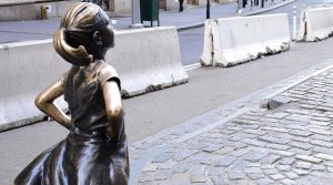 immagine di una statua in bronzo che rappresenta una bambina di spalle con la braccia sui fianchi