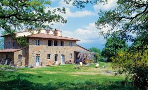 vista di una villa immersa in un giardino