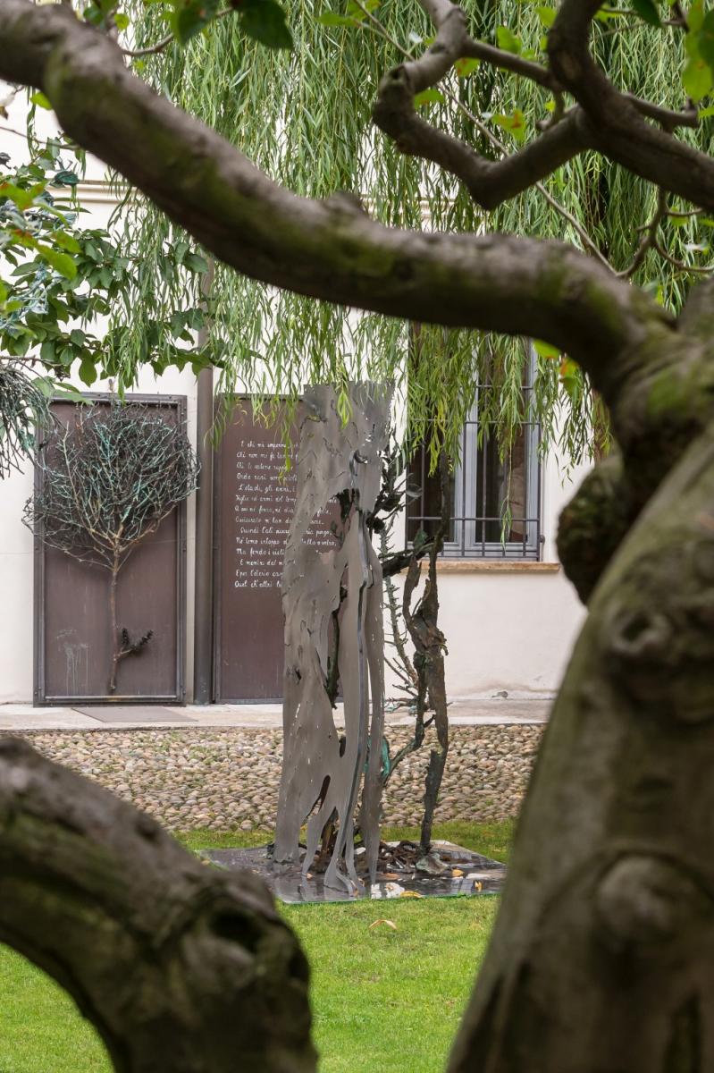 fotografia, colori, giardino con alberi e sculture bronzo di Alik Cavaliere per MuseoCity 2020