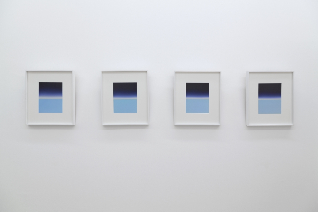 fotografia, colori, interno, Davide Tranchina mostra fotografica, 4 foto di orizzonte appese su parete bianca