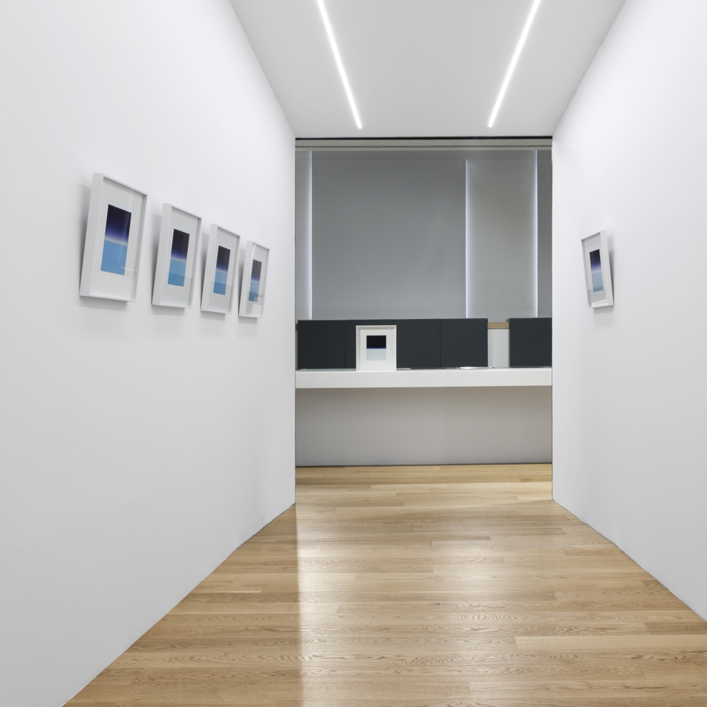 fotografia, colori, interno, Davide Tranchina mostra fotografica, 5 foto di orizzonte appese su pareti bianche corridoio