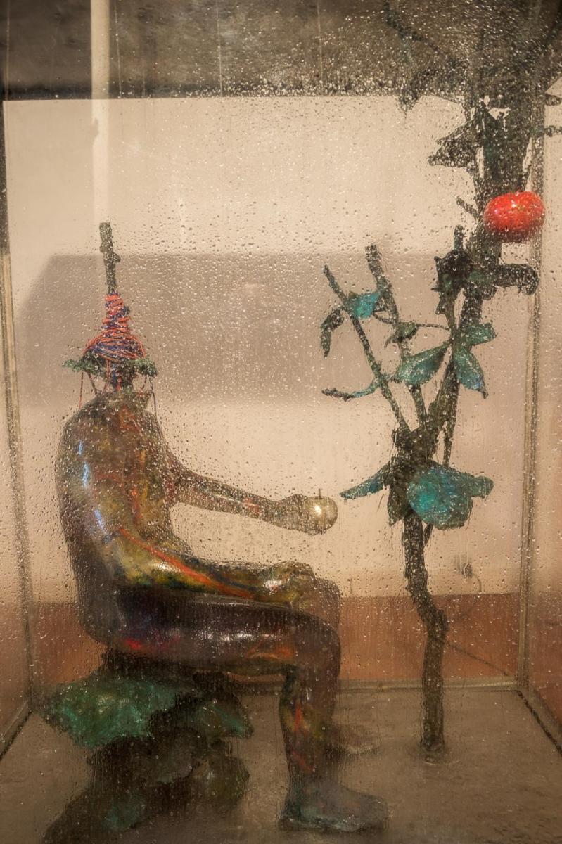 fotografia, colori, scultura di Alik Cavaliere, bronzo, figura umana seduta di fronte ad albero, per MuseoCity 2020