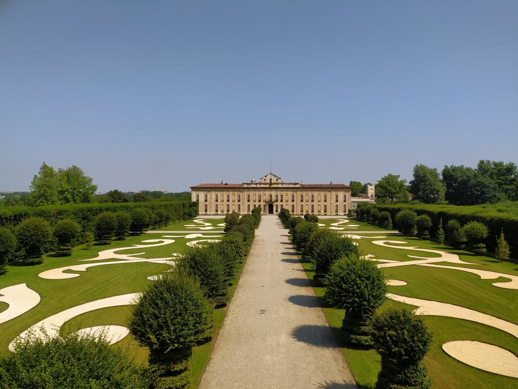 vista dall'alto del parterre di Villa Arconati con vialetto centrale e alberi di carpino in linea sui bordi