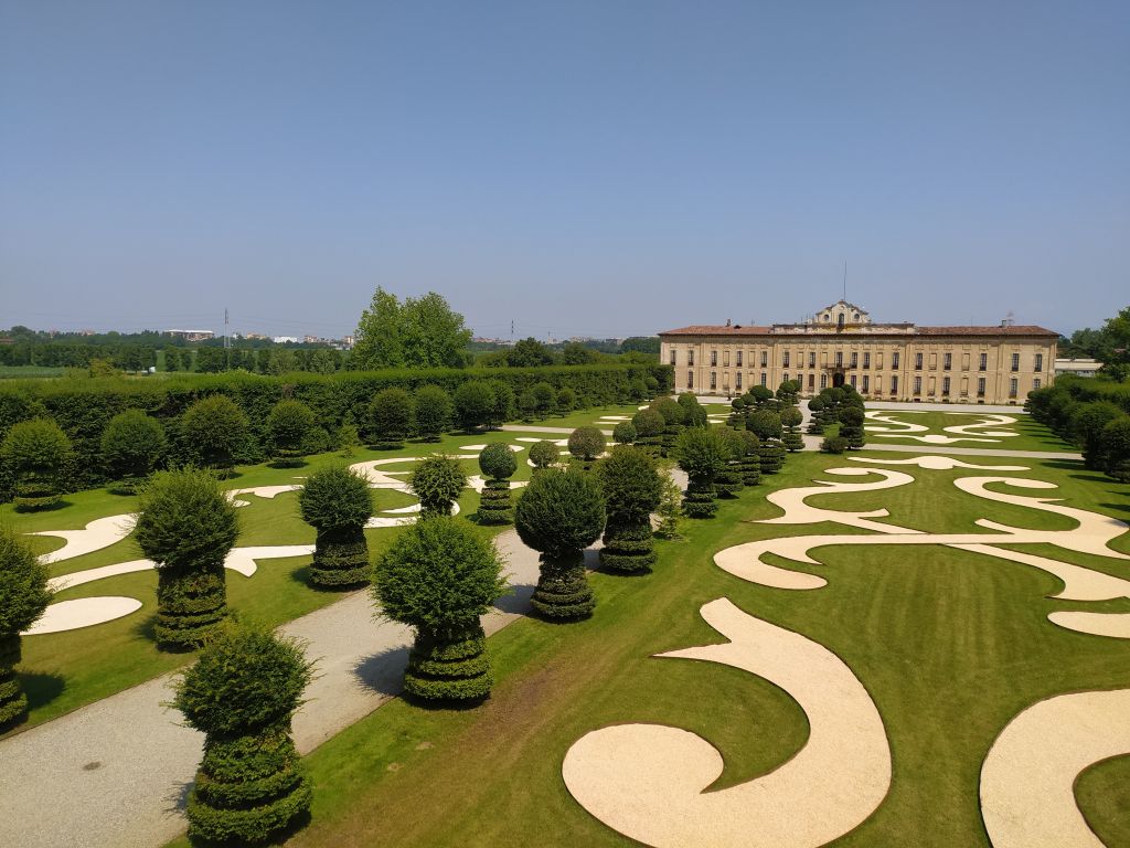 vista dall'alto del parterre con in fondo vista della facciata di Villa Arconati