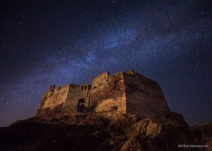 Volterraio una vista di notte con cielo stellato