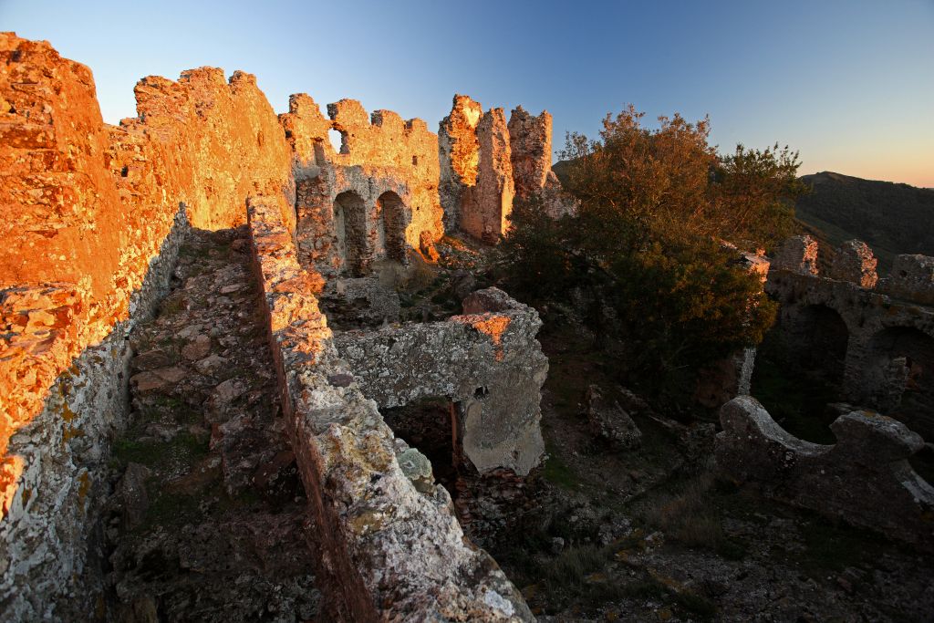 Il castello di Volterraio al tramonto