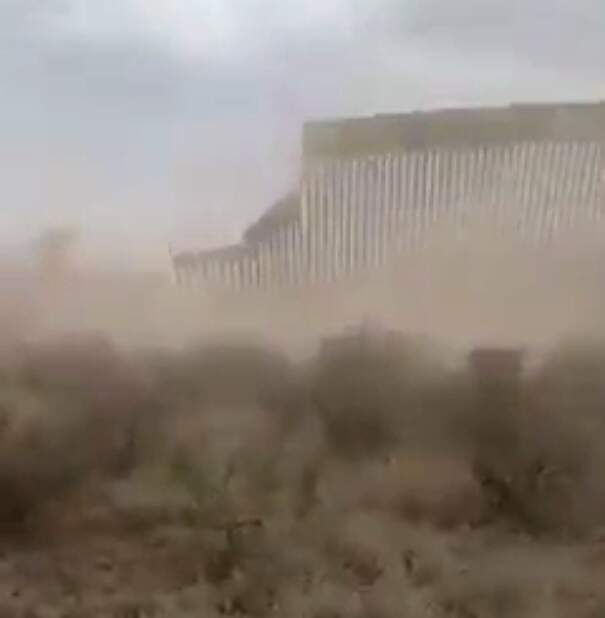 immagine del video del muro di Trump che viene abbattutto dall'uragano Hanna