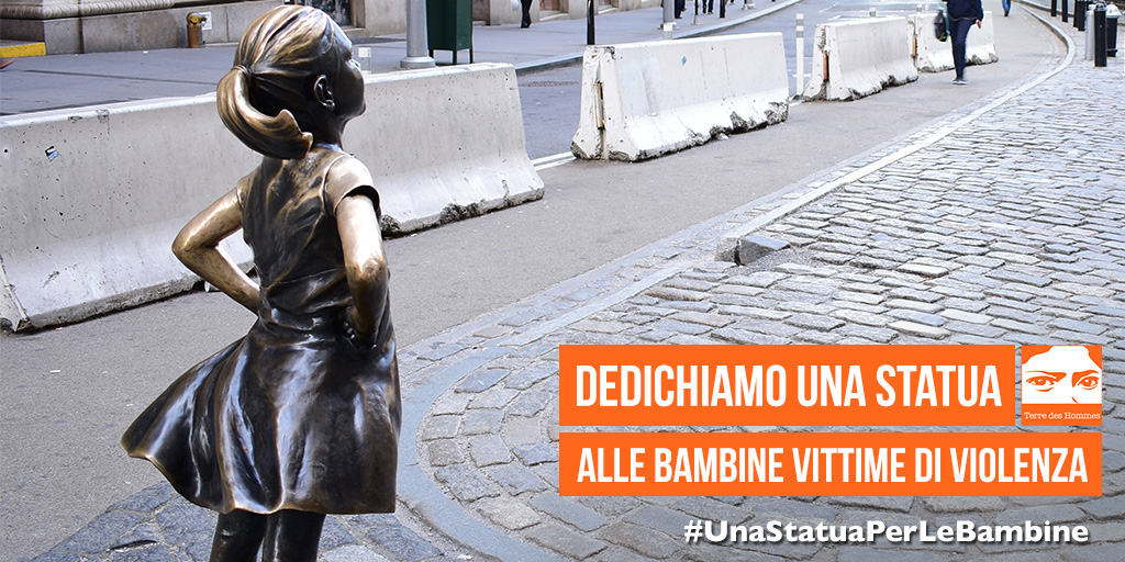 #UnaStatuaPerLeBambine vittime di violenza immagine di una statua in bronzo di una bambina di spalle con le mani sui fianchi