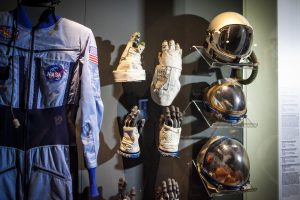 Sezione Spazio e Astronomia, immagine di una tuta da astronauta con guanti e casco