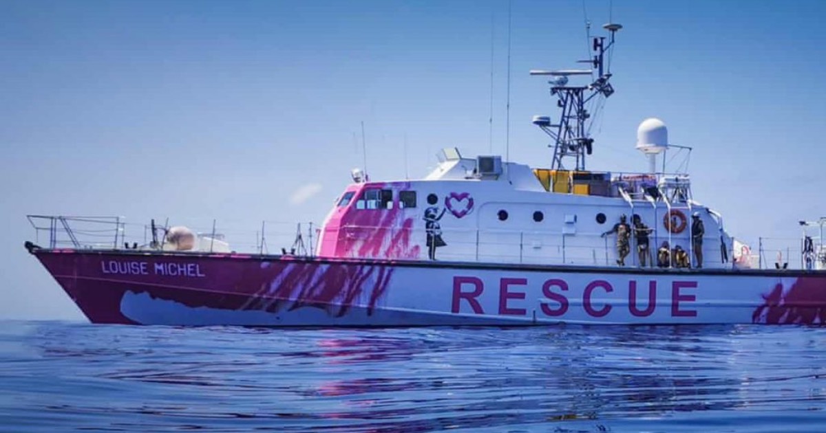 immagine laterale della barca Louise Michel con la scritta rescure sulla fincata