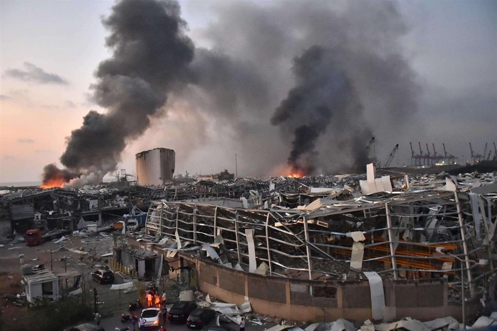 immagini del porto di Beirut dopo le due esplosioni che hanno devastato la città, in primo piano un edificio sventrato