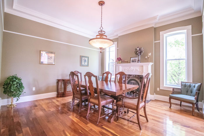 sala da pranzo con tavolo e sedie in legno della casa in Missuri