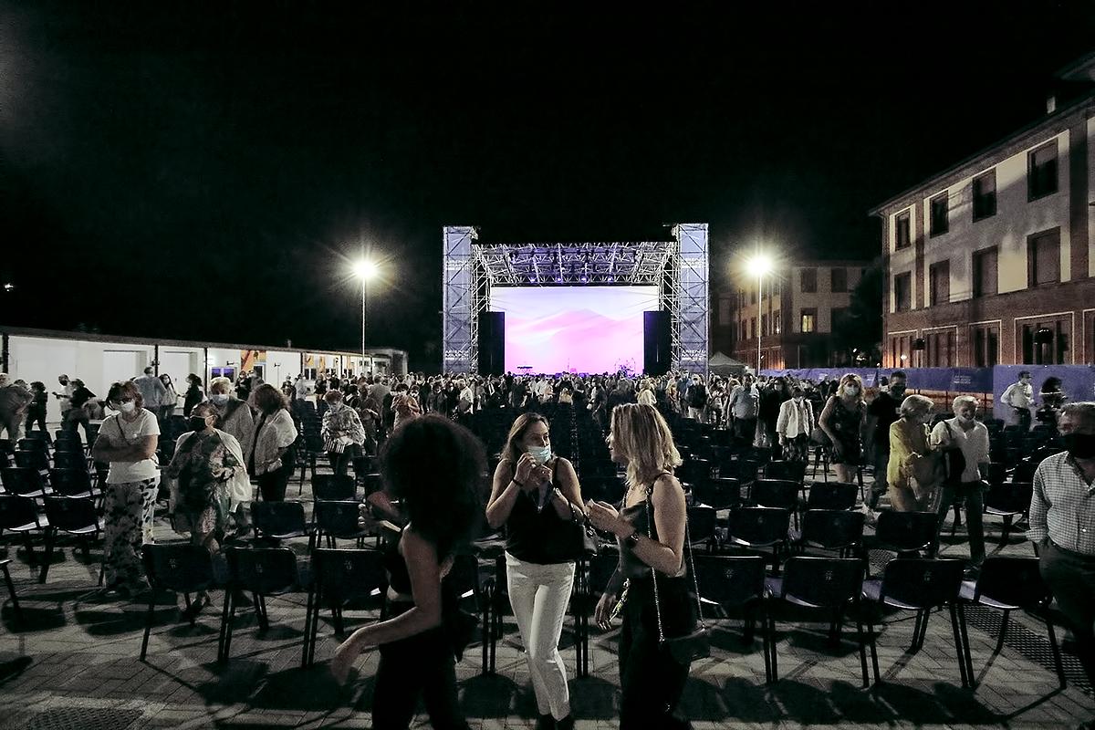 Arena Milano Est foto dalla platea verso il palco con lo schermo 