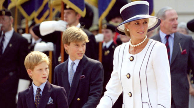 Lady Diana vestita in bianco con un cappello a tesa larga fasciacon di blu con i due figli william e harry