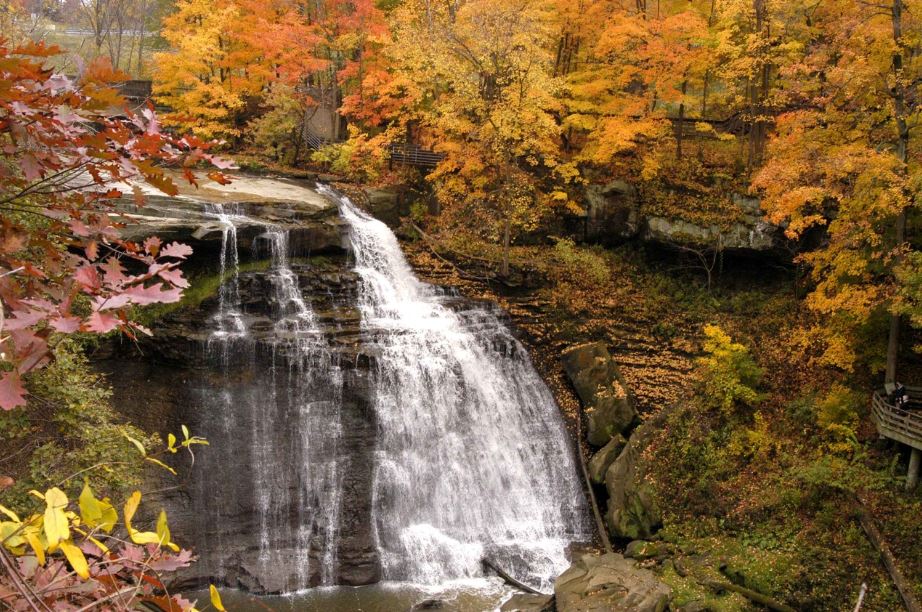 le cascate del Cuyahoga Valley National Park immerse in un'atmosfera autonnuale con le foglie gialle e rosse