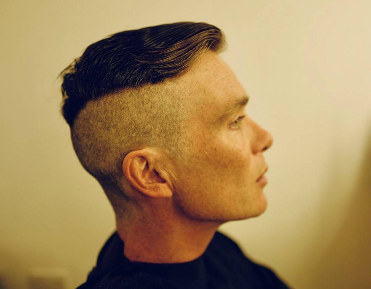 foto fi progilo di Tommy con un nuovo taglio di capelli per la sesta stagione di Peaky Blinders