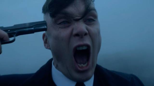 Primo piano di Thomas Shelby nell'ultima puntata della quinta stagione di Peaky Blinders mentre si punta una pistola alla testa