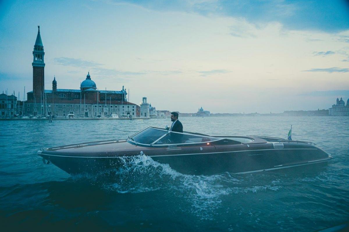 Pierfrancesco Favino durante le riprese de cortometraggio a Venezia mentre guida un motoscafo Riva 