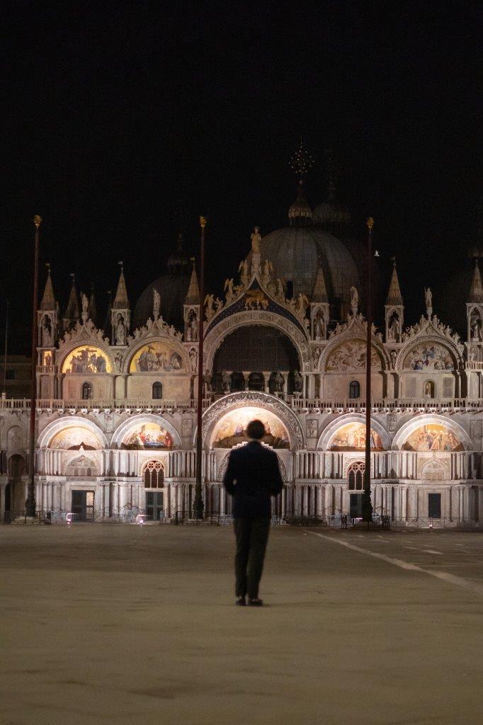 Pierfrancesco Favino in primo piano e sullo sfondo San Marco a Venezia durante le riprese del conrtometraggio