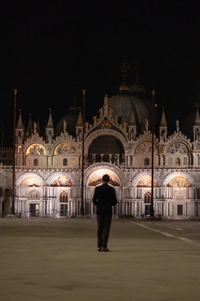 Pierfrancesco Favino in primo piano e sullo sfondo San Marco a Venezia durante le riprese del conrtometraggio