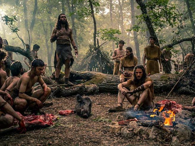 una scena tratta dalla serie tv Romulus in cui si vede un gruppo di persone in un bosco