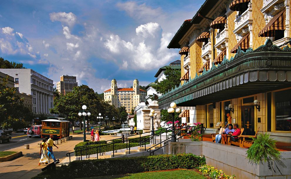 vista panoramica della cittadina dell'Hot Springs National Park, con un palazzo giallo sulla destra