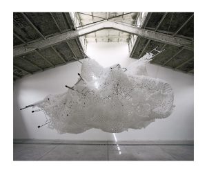 Loris Cecchini,Cloudless, 2006_Scale di alluminio, cavi di acciaio, 50000 moduli in polietilene, dimensioni variabili.