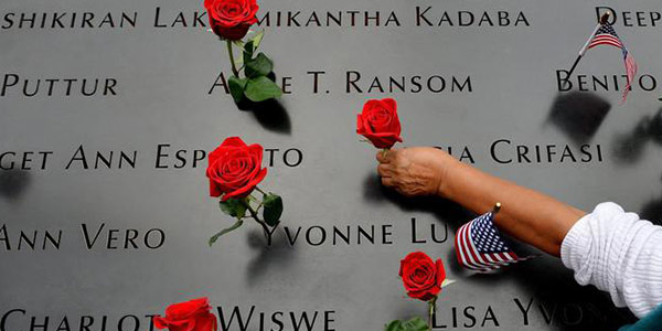 commemoriazione per l'11 settembre, rose sopra i nomi delle vittime