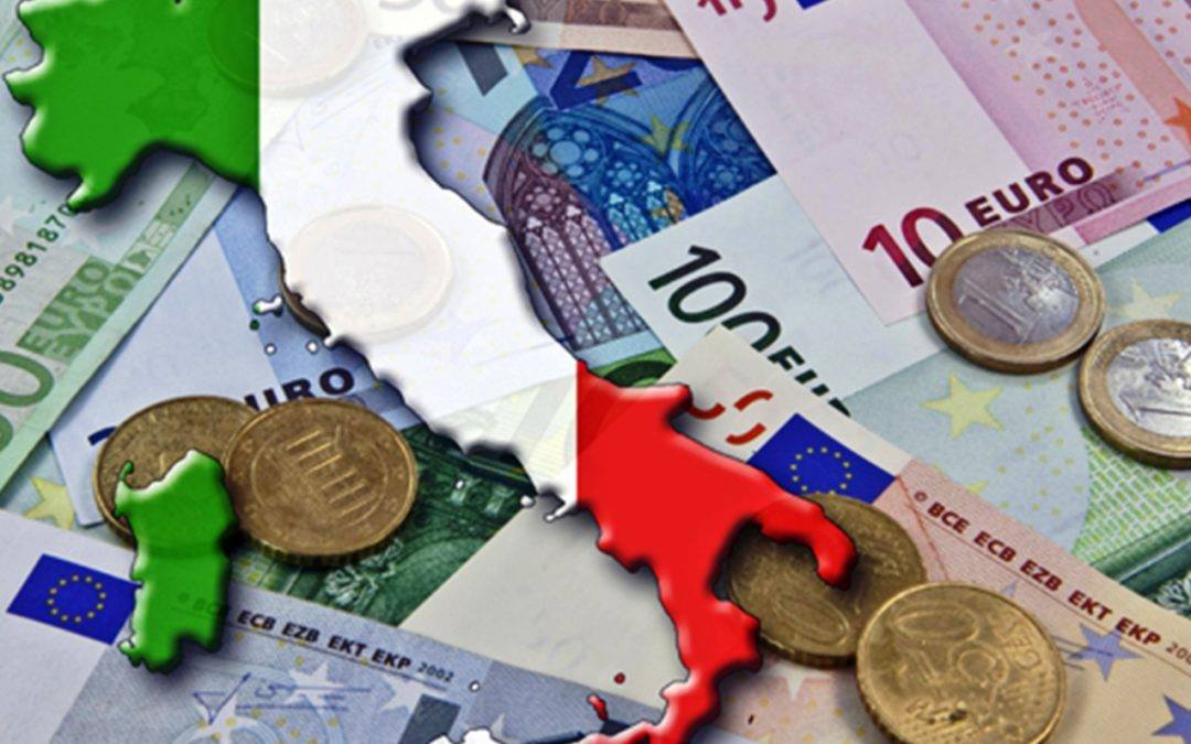 banconote di euro e monete di euro con lo stivale dell'italia, finanza