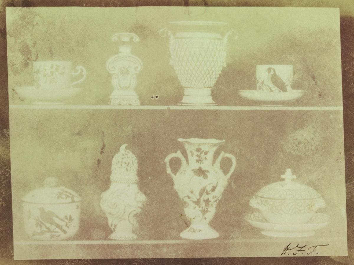 William Henry Fox Talbot Articles of China on two shelves, 1839-1844, carta salata da calotipo, 12.7 x 16.9 cm, Modena, Biblioteca Estense Universitaria