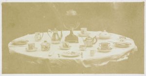 William Henry Fox Talbot Table set for tea, 1841-1842 (negativo), 1845-1846 (stampa), carta salata da calotipo, 23x29 cm, Roma, Istituto centrale per la grafica