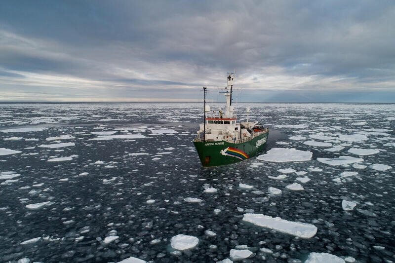 Il ghiaccio nell’Artico sta scomparendo, la nave Arctic Sunrise di Greenpeace che sta facendo gli studi