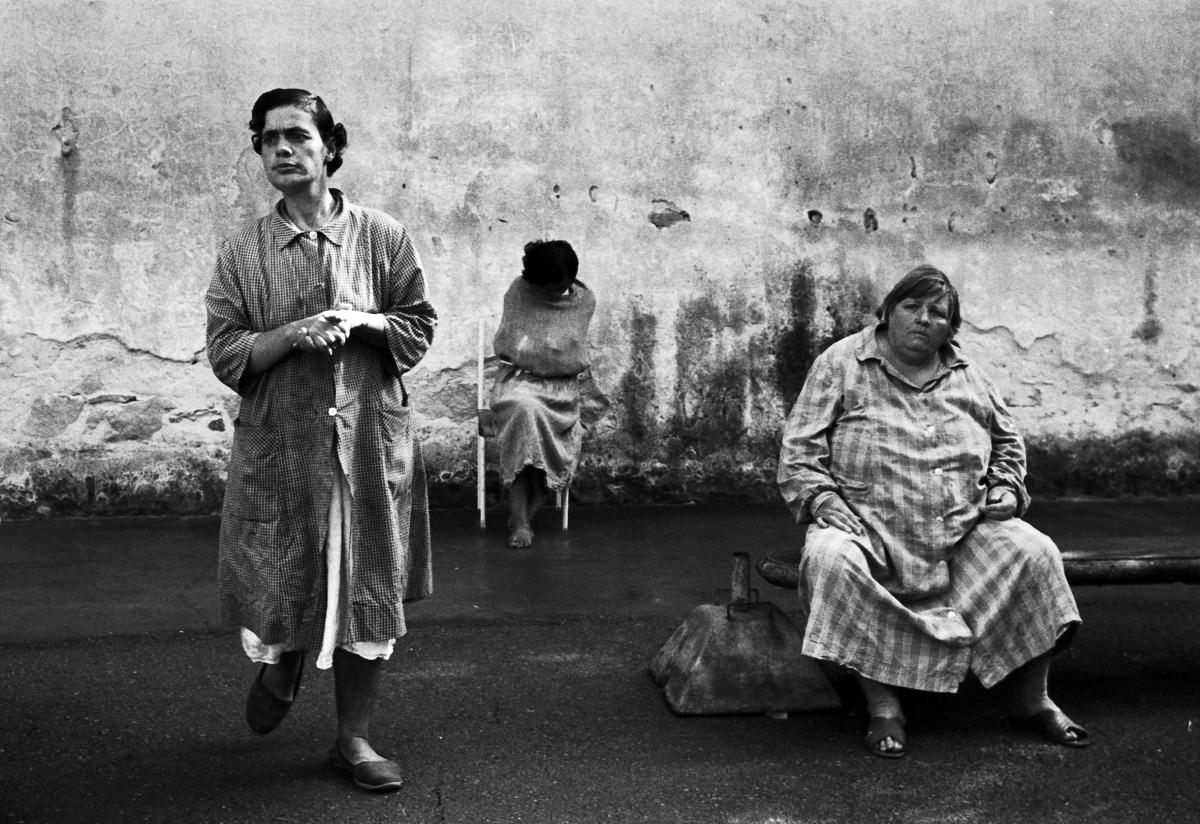 Una foto in bianco e nero di Biennale Donna, tre donne, una in piedi, una seduta, una sullo sfondo