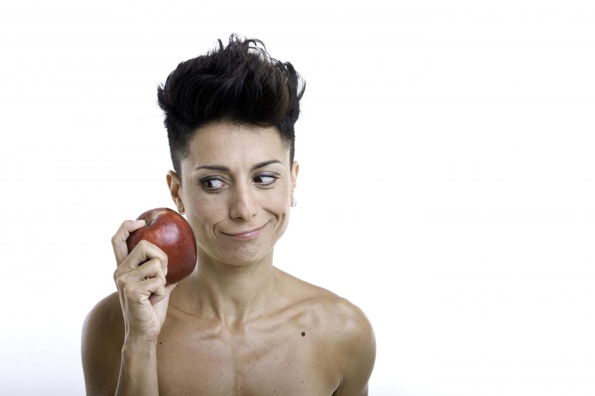 primo piano di Rita Pelusio con una mela rossa in mano