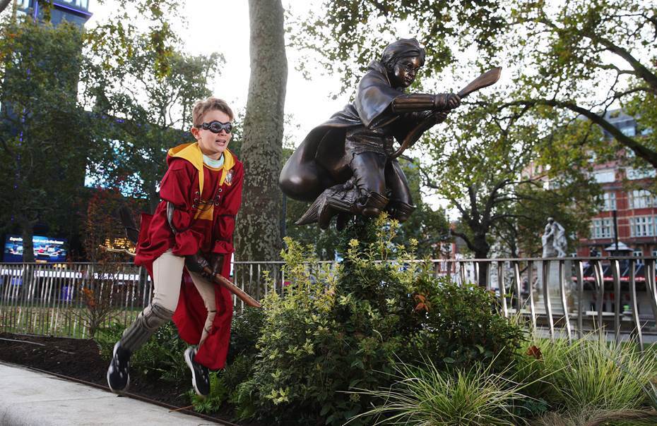 Una nuova statua di Harry Potter a Londra e un bambino che lo imita
