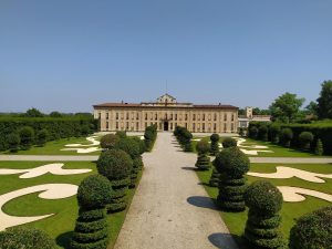 vista dal giardino sulla facciata di Villa Arconati