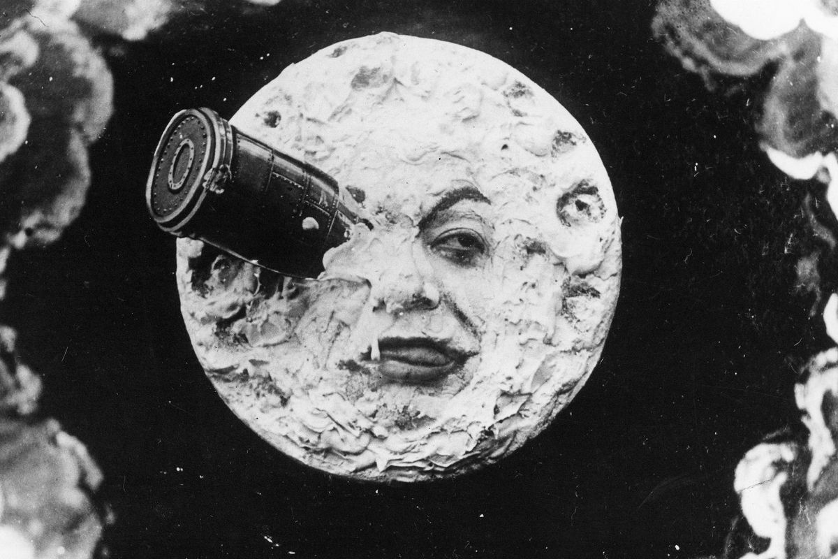 L’Italia andrà sulla Luna, immagine di un vacchio film dove si vede la luna con occhi e bocca e un razzo conficcato in un occhio