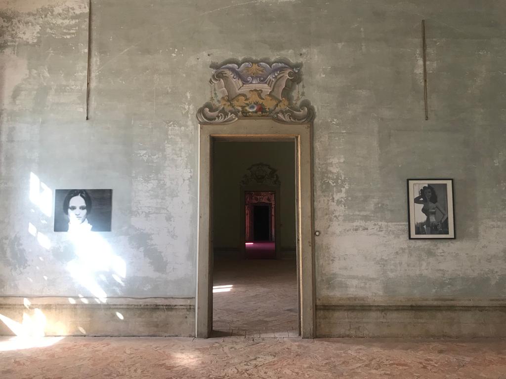 vista di una sala interna di villa arconati con una porta al centro