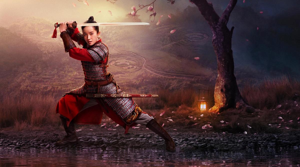 Immagine del live-action di Mulan, Mulan con la spada in mano alzata sopra la testa