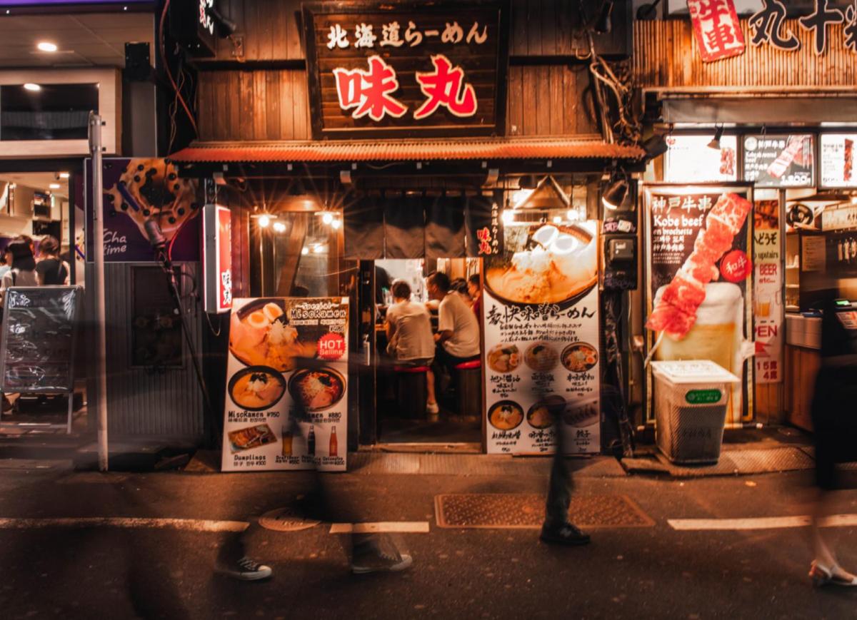 una via di Tokyo, in primo piano ingrwsso di un ristorante