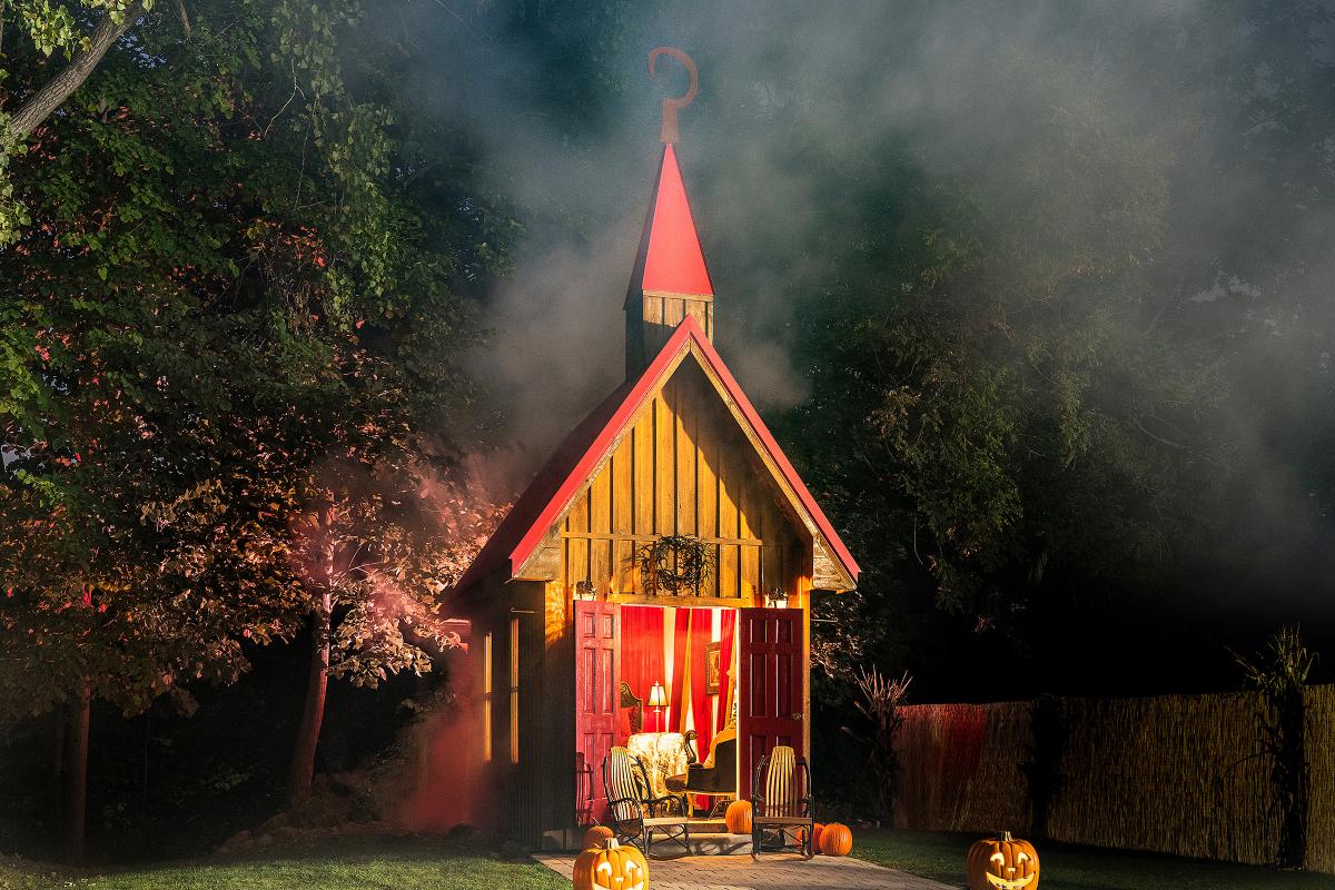Halloween a Hell di Airbnb, casetta esterna horror
