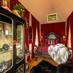 04_Airbnb_Hell_Interior