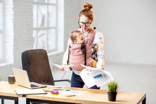 Le donne, la cultura finanziaria, il lavoro: combattiamo gli stereotipi una donna sul posto di lavoro con il figlio