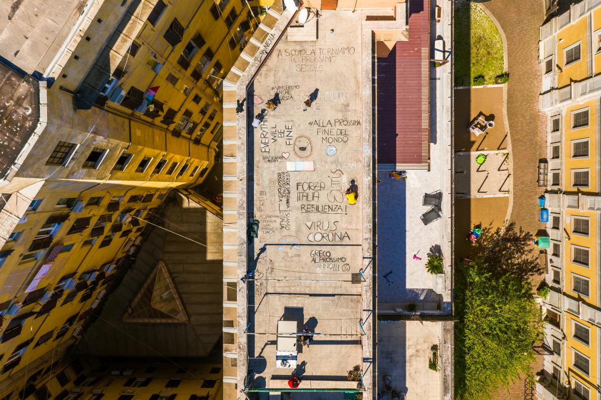 “CoviDiaries” immagini di vita durante il lockdown vista dall'alto di un palazzo