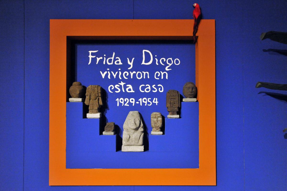 Frida Kahlo. Il caos dentro la scritta all'ingresso di casa Azul in Messico