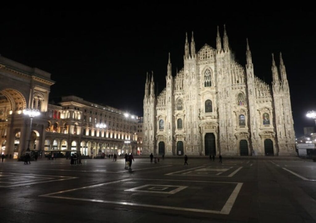 Lockdown immagine della facciata del duomo di milano