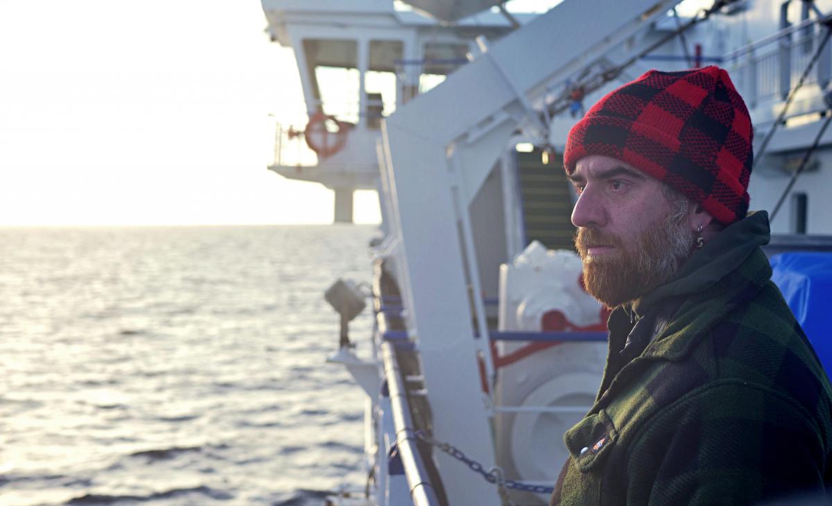 Paolo Cognetti. Sogni di grande nord primo piano di Paolo su una nave