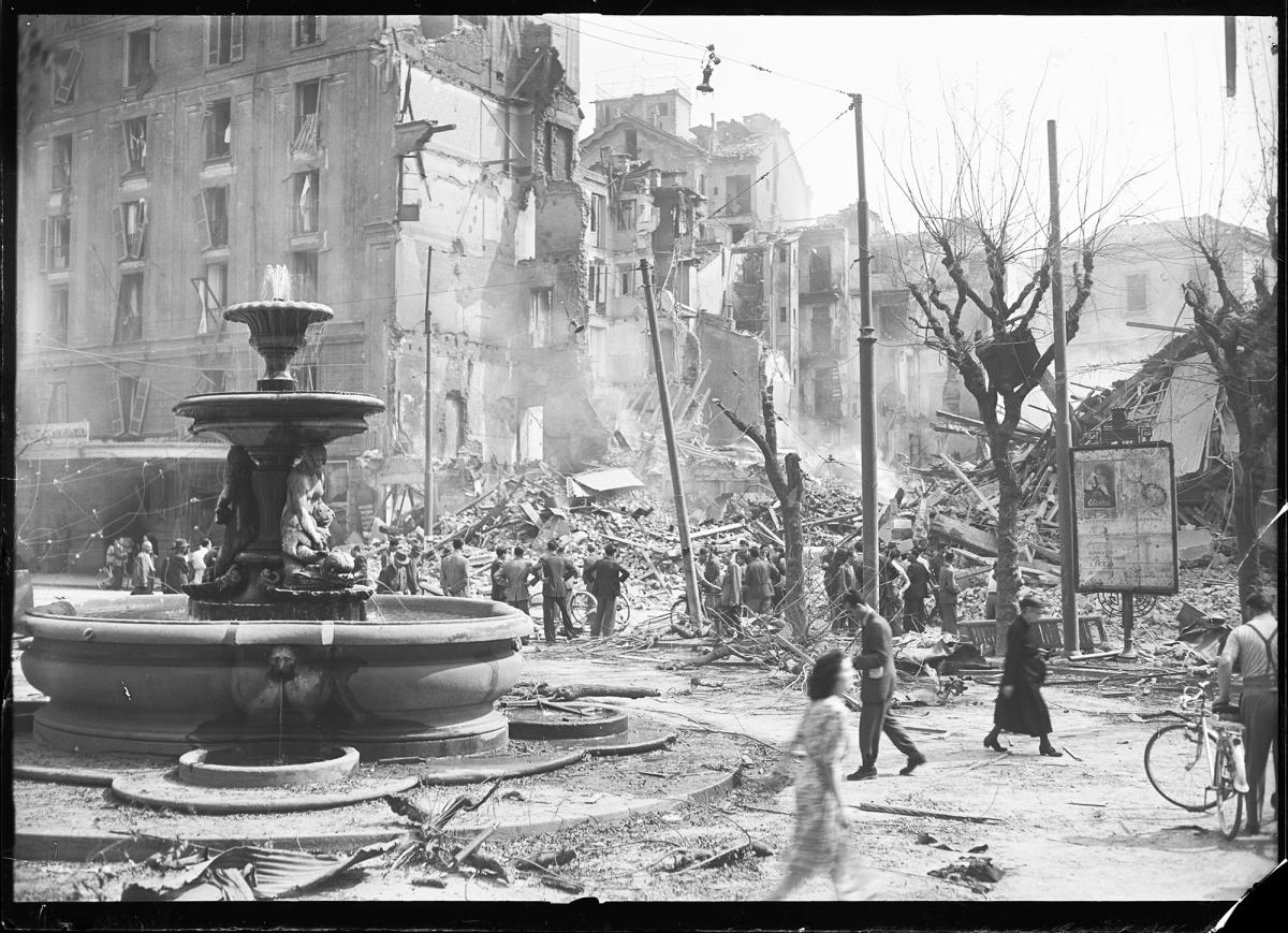 La Milano bombardata, Piazza Fontana a Milano dopo i bombardamenti